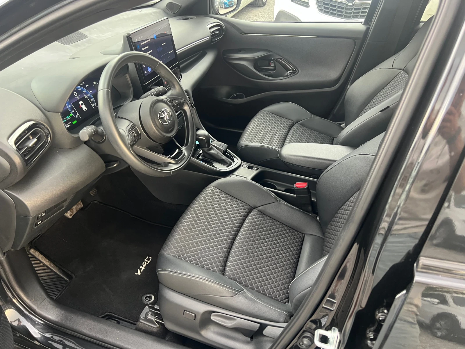 Toyota Yaris 1.5Hybrid* HEV* Start stop Full, снимка 8 - Автомобили и джипове - 56023080