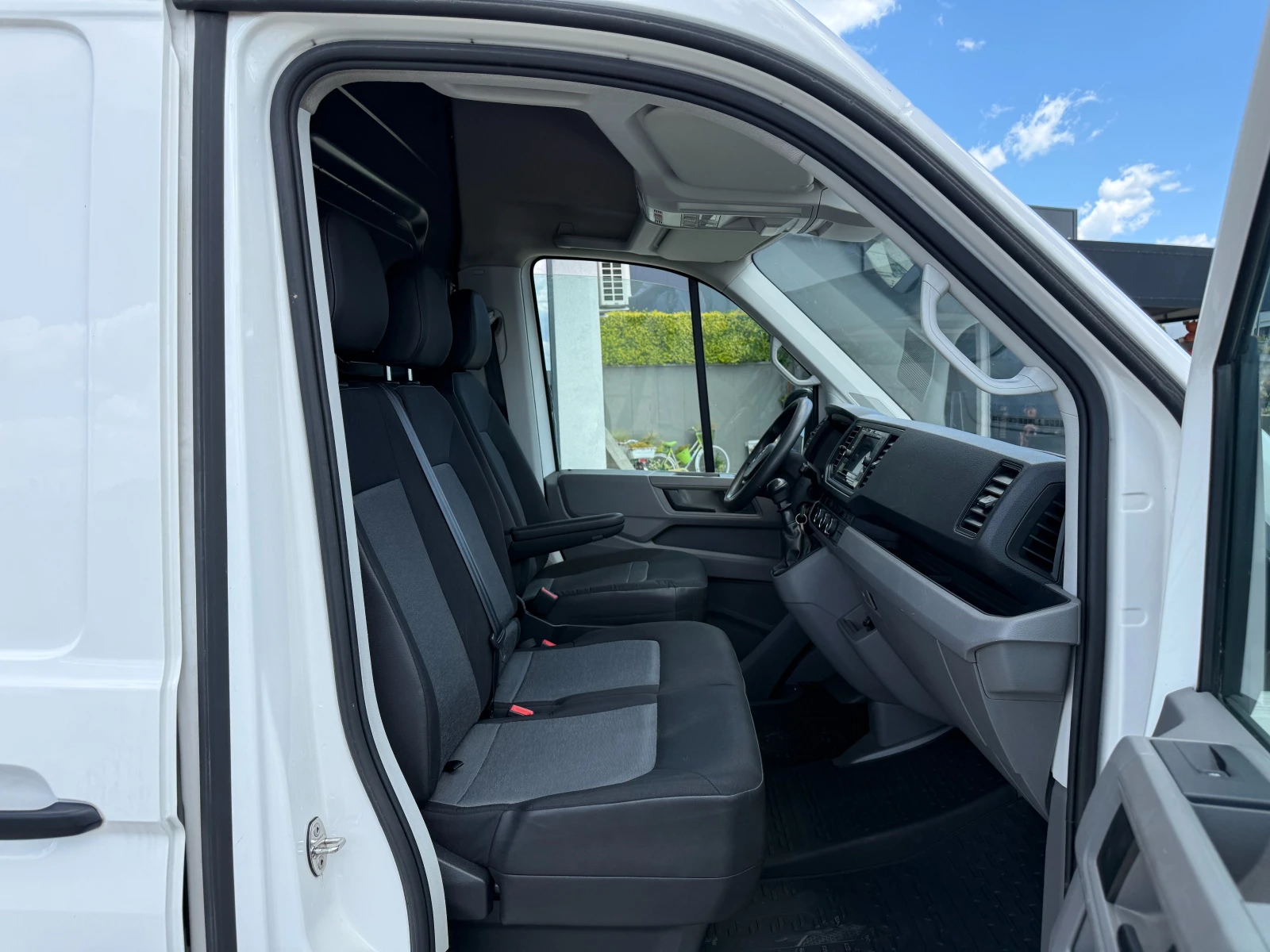 VW Crafter 2.0TDI  Клима Euro 6D-temp L2H2 , снимка 9 - Бусове и автобуси - 54970824