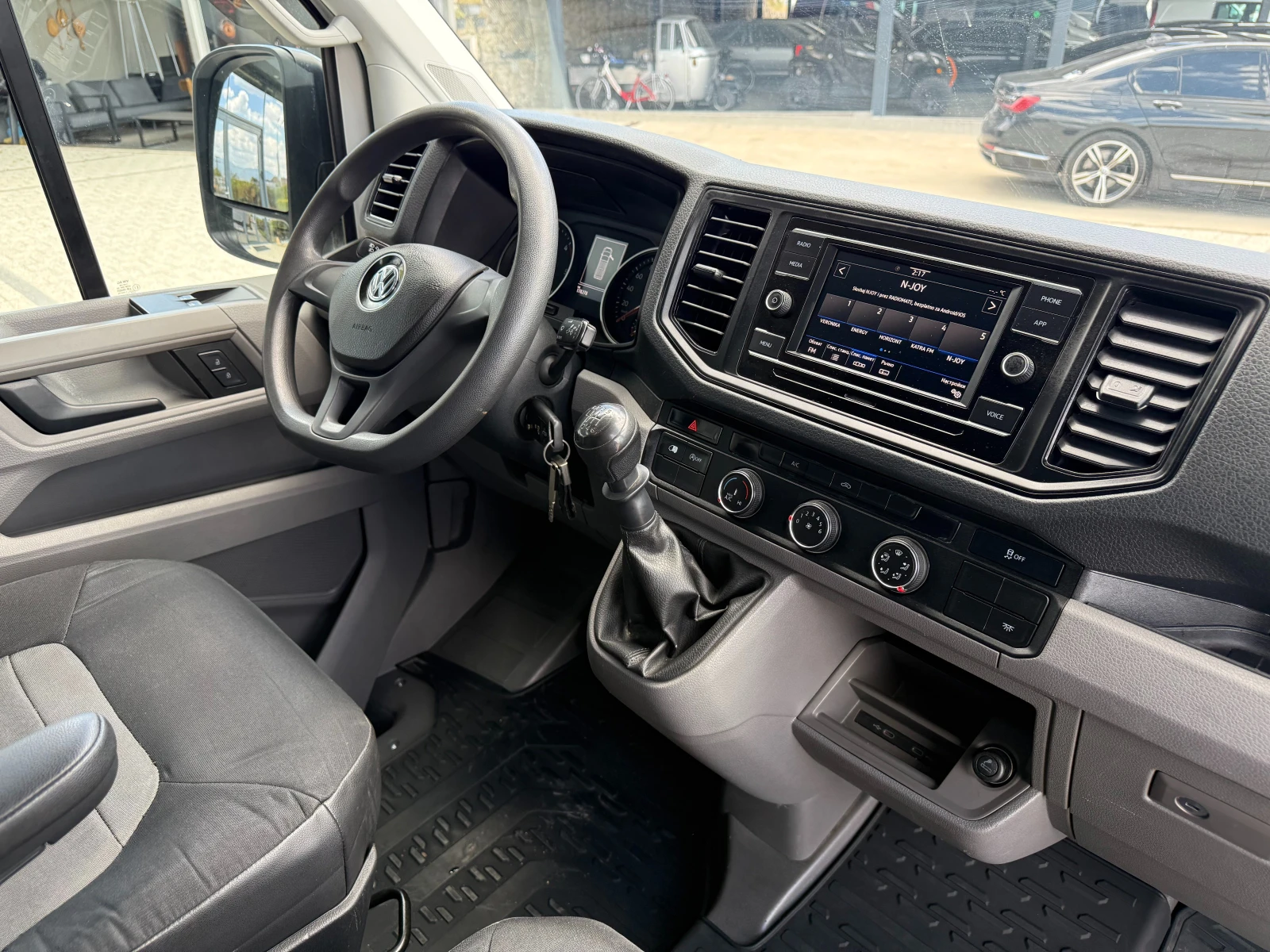 VW Crafter 2.0TDI  Клима Euro 6D-temp L2H2 , снимка 11 - Бусове и автобуси - 54970824