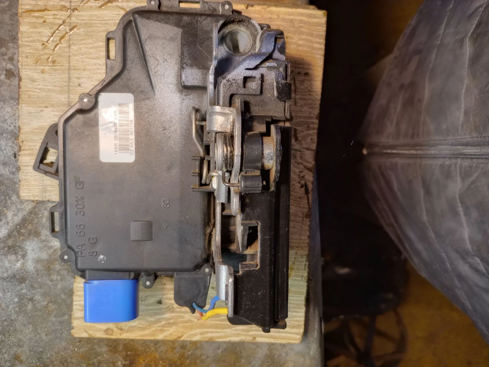 Брава за предните лява врата.