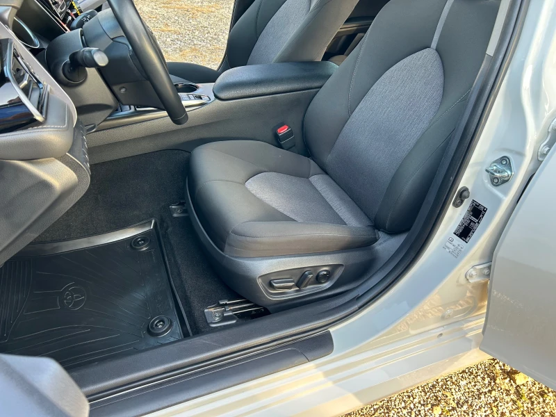 Toyota Camry 2.5i HYBRID, снимка 13 - Автомобили и джипове - 50664932