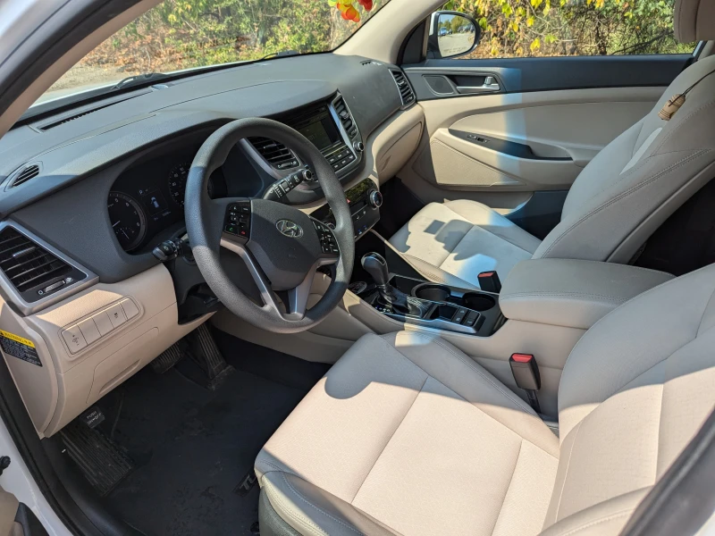 Hyundai Tucson 2.0L, снимка 5 - Автомобили и джипове - 46927813