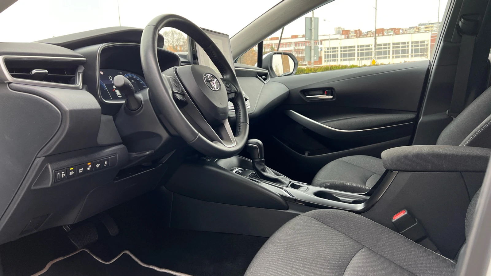 Toyota Corolla 1.8h Executive Plus - изображение 10