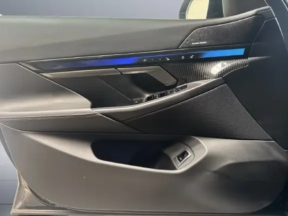 BMW 530 e = M-Sport = Гаранция, снимка 5 - Автомобили и джипове - 54855349