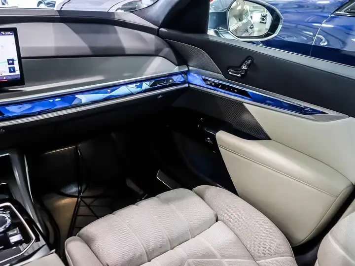 BMW i7 xDrive60 , снимка 12 - Автомобили и джипове - 55095173