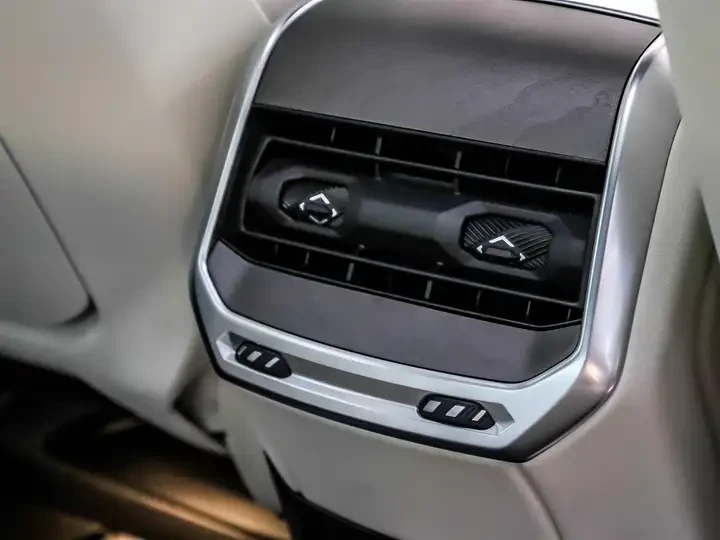 BMW i7 xDrive60 , снимка 13 - Автомобили и джипове - 55095173
