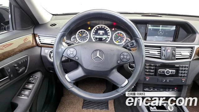 Mercedes-Benz E 200, снимка 13 - Автомобили и джипове - 56077571