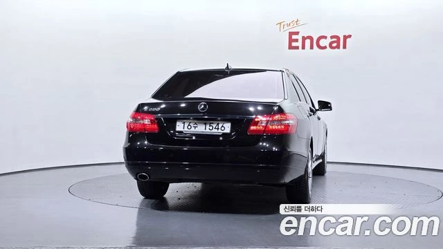 Mercedes-Benz E 200, снимка 4 - Автомобили и джипове - 56077571