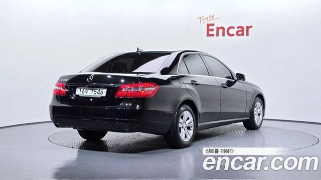 Mercedes-Benz E 200, снимка 2 - Автомобили и джипове - 56077571