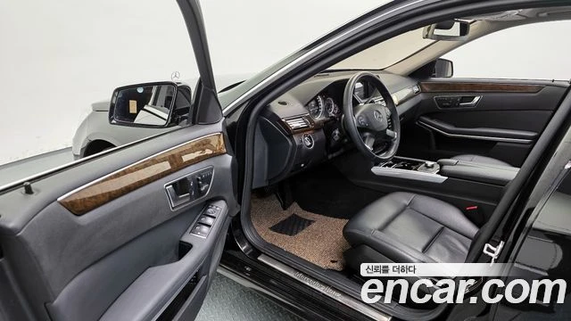 Mercedes-Benz E 200, снимка 10 - Автомобили и джипове - 56077571