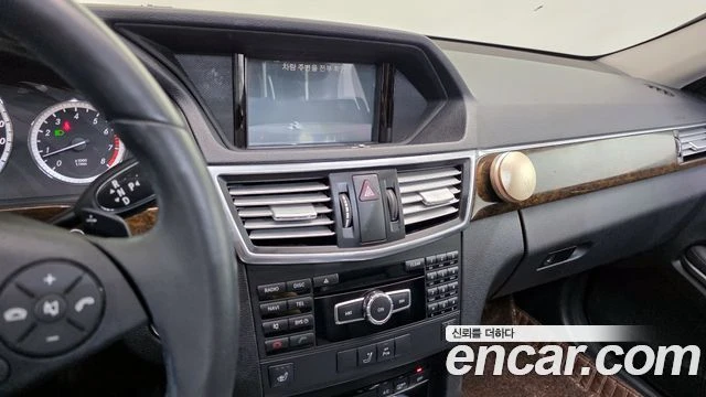Mercedes-Benz E 200, снимка 15 - Автомобили и джипове - 56077571