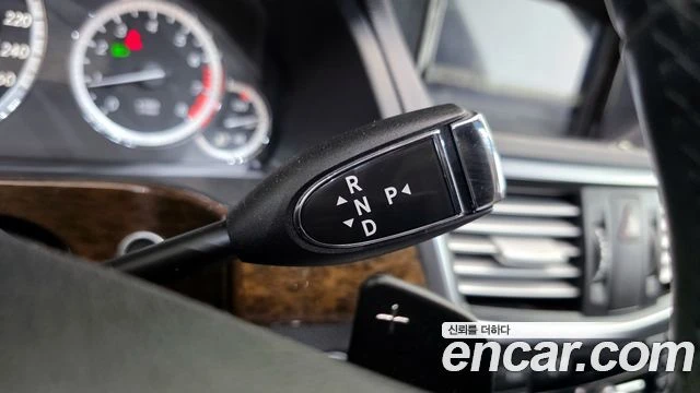 Mercedes-Benz E 200, снимка 9 - Автомобили и джипове - 56077571