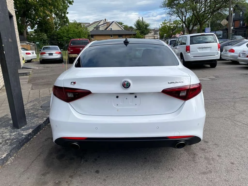Alfa Romeo Giulia * 4dr Sdn AWD * CARFAX * ЦЕНА ДО БГ - изображение 4