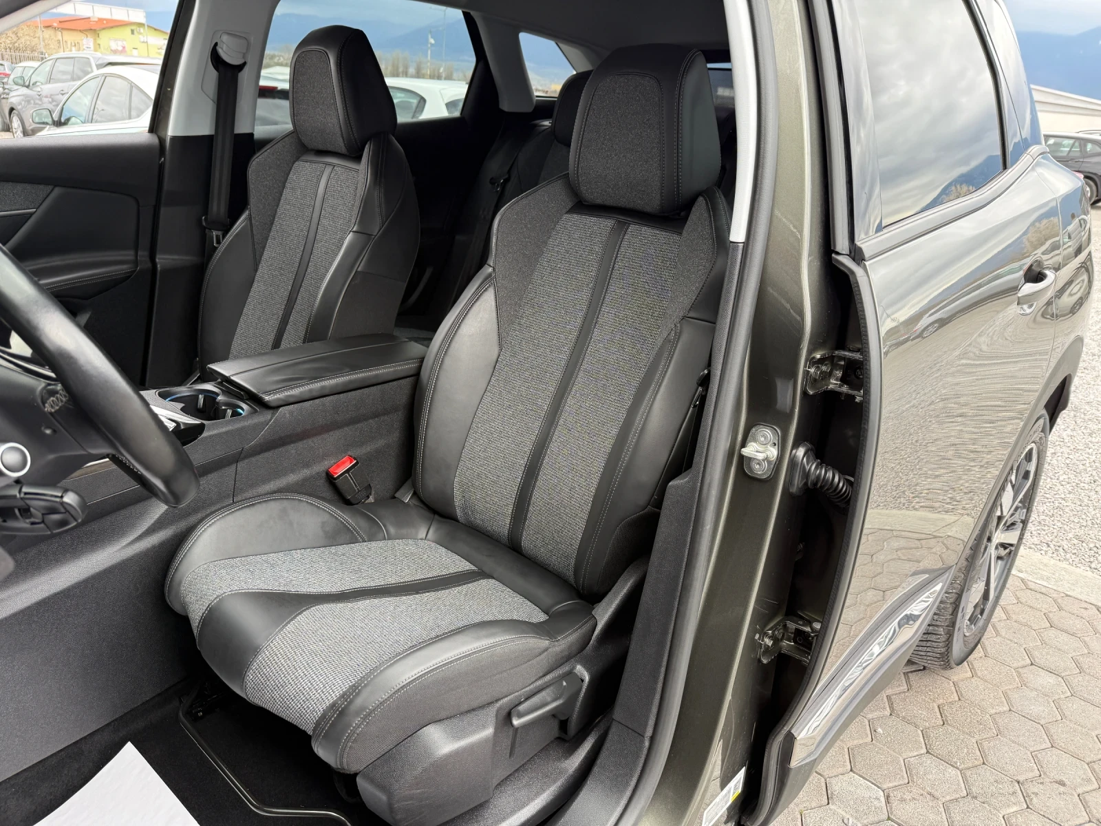 Peugeot 3008 1.2 БЕНЗИН, СЕРВИЗНА ИСТОРИЯ!, снимка 9 - Автомобили и джипове - 54032670