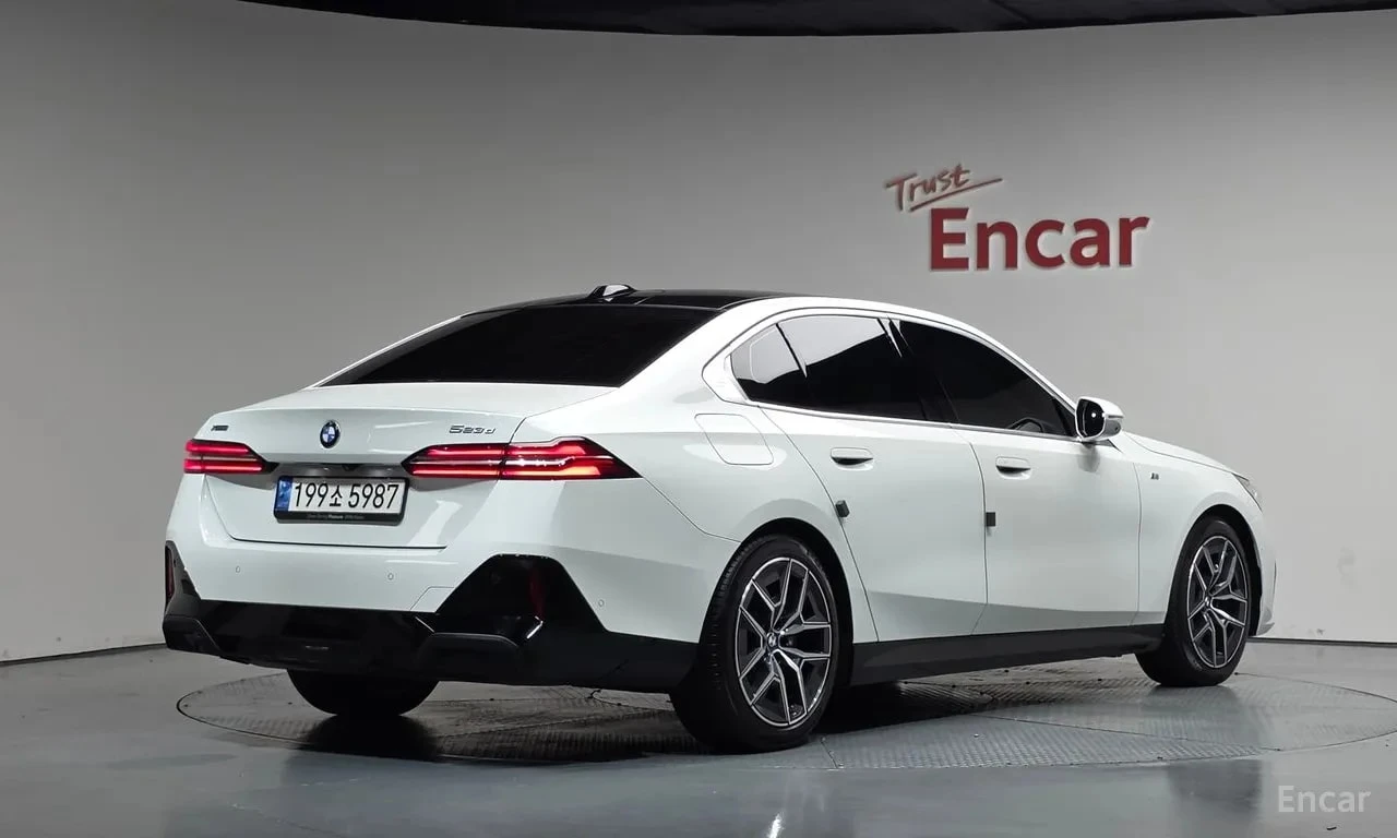 BMW 523 * 523d xDrive M Sport * ЦЕНА ДО БГ, снимка 2 - Автомобили и джипове - 55886452