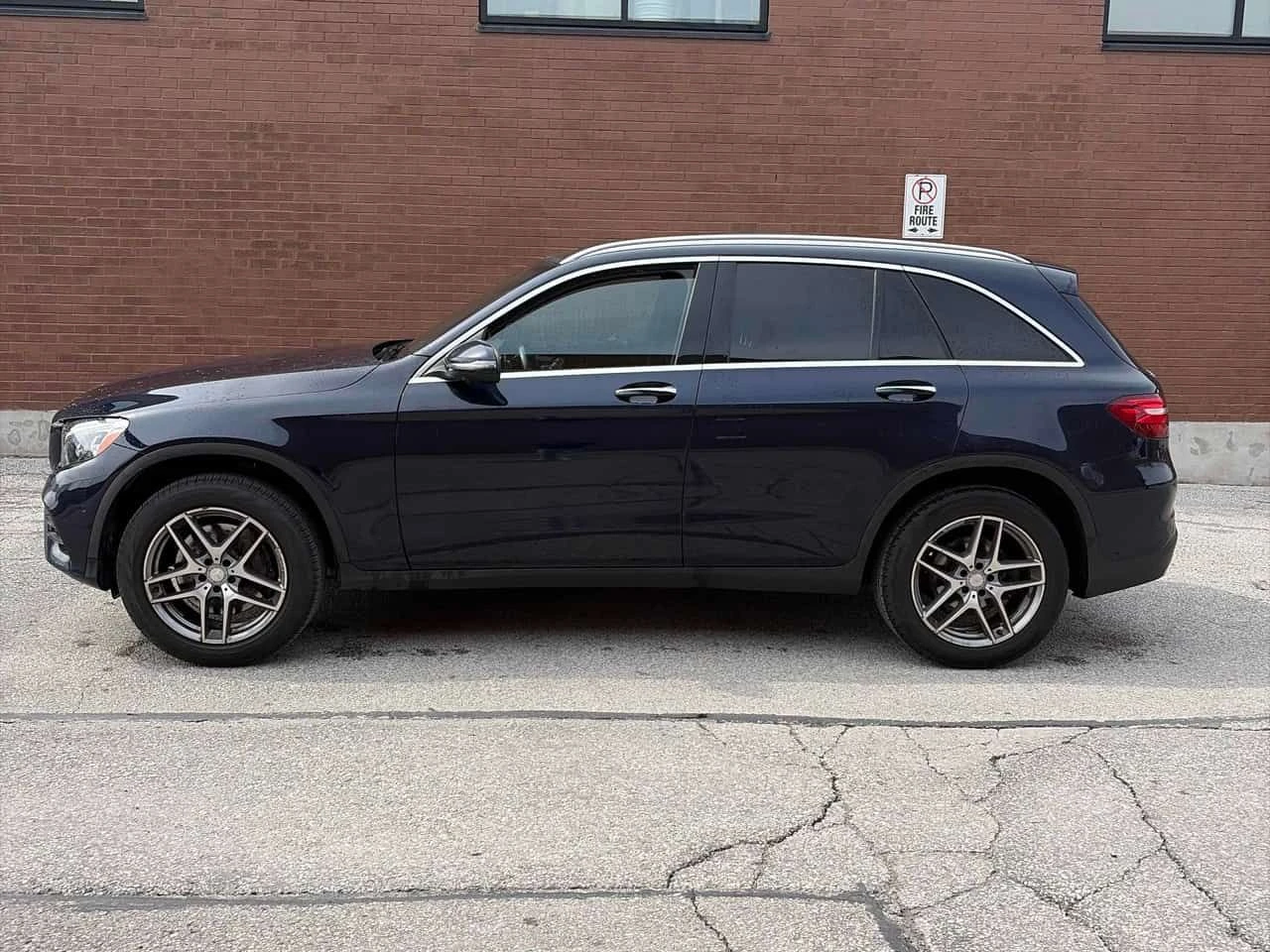 Mercedes-Benz GLC 300 * СЛЕДЕНЕ НА ЛЕНТИ * 360 * ПОДГРЕВ * ПАМЕТ, снимка 2 - Автомобили и джипове - 54021229