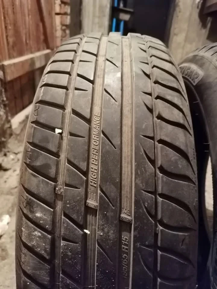 Гуми Всесезонни 195/65R15, снимка 2 - Гуми и джанти - 48790853