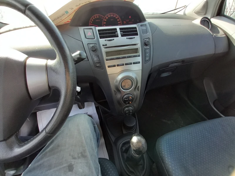 Toyota Yaris 1.0 vvt, снимка 13 - Автомобили и джипове - 49240189