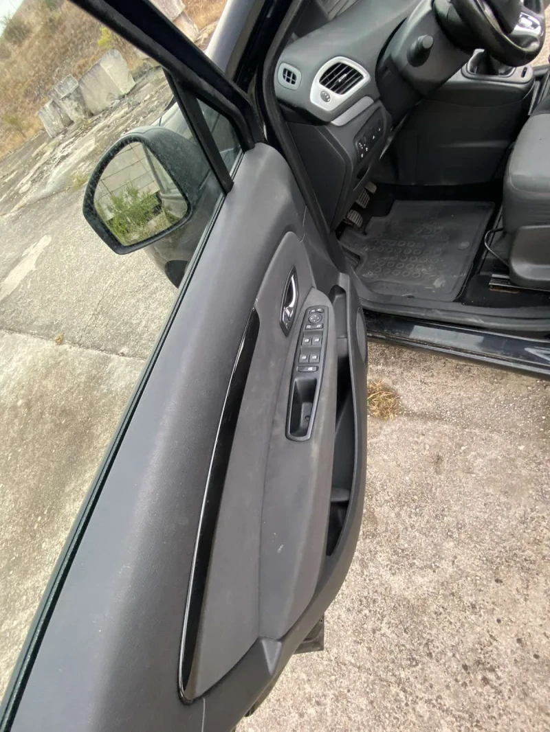 Renault Scenic 1.5dci, снимка 9 - Автомобили и джипове - 52868314