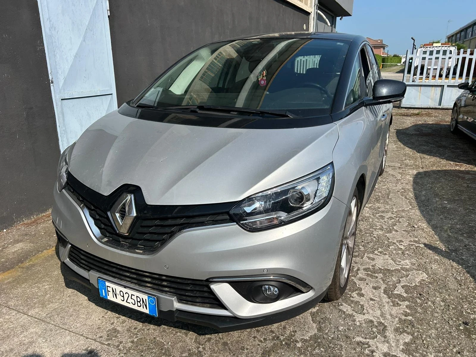 Renault Scenic 1.5DCi Automatic  - изображение 2