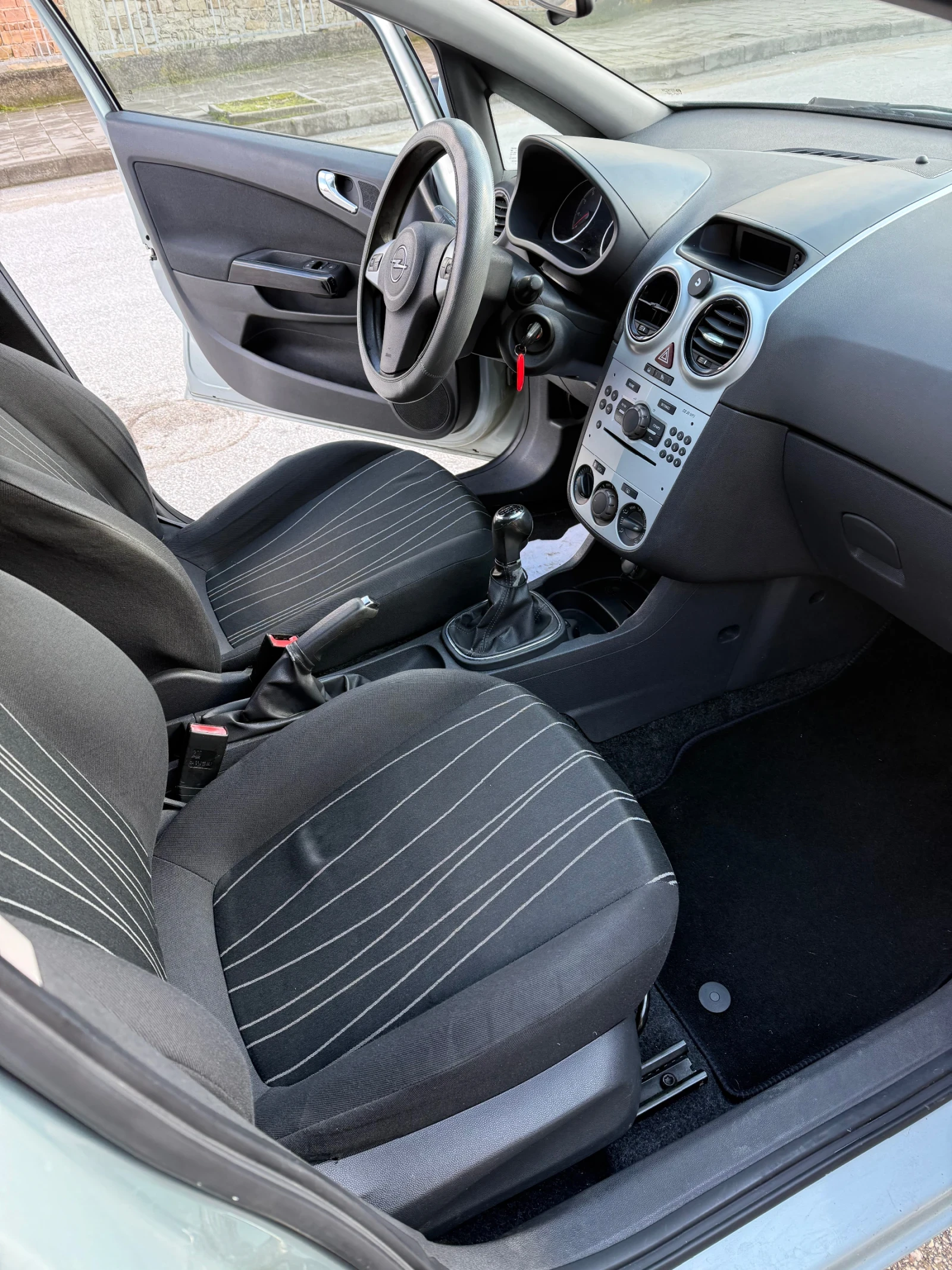 Opel Corsa 1.2 нов внос топ състояние - изображение 10