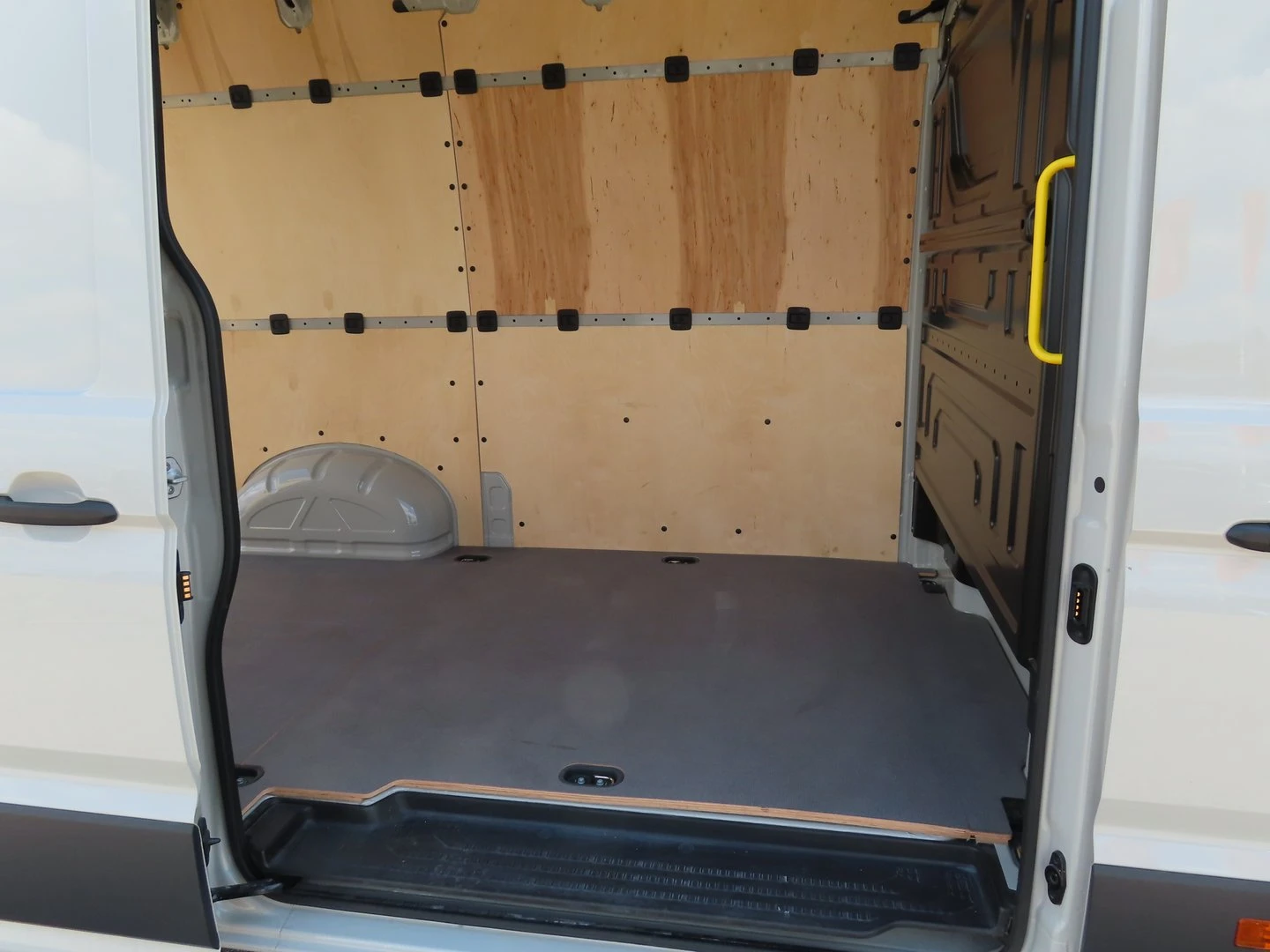 VW Crafter 35 Kasten M 11.3 m3 TDI предно - изображение 9