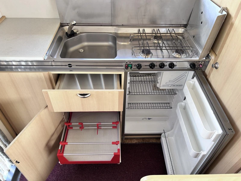 Каравана Burstner Club, снимка 12 - Каравани и кемпери - 52421179