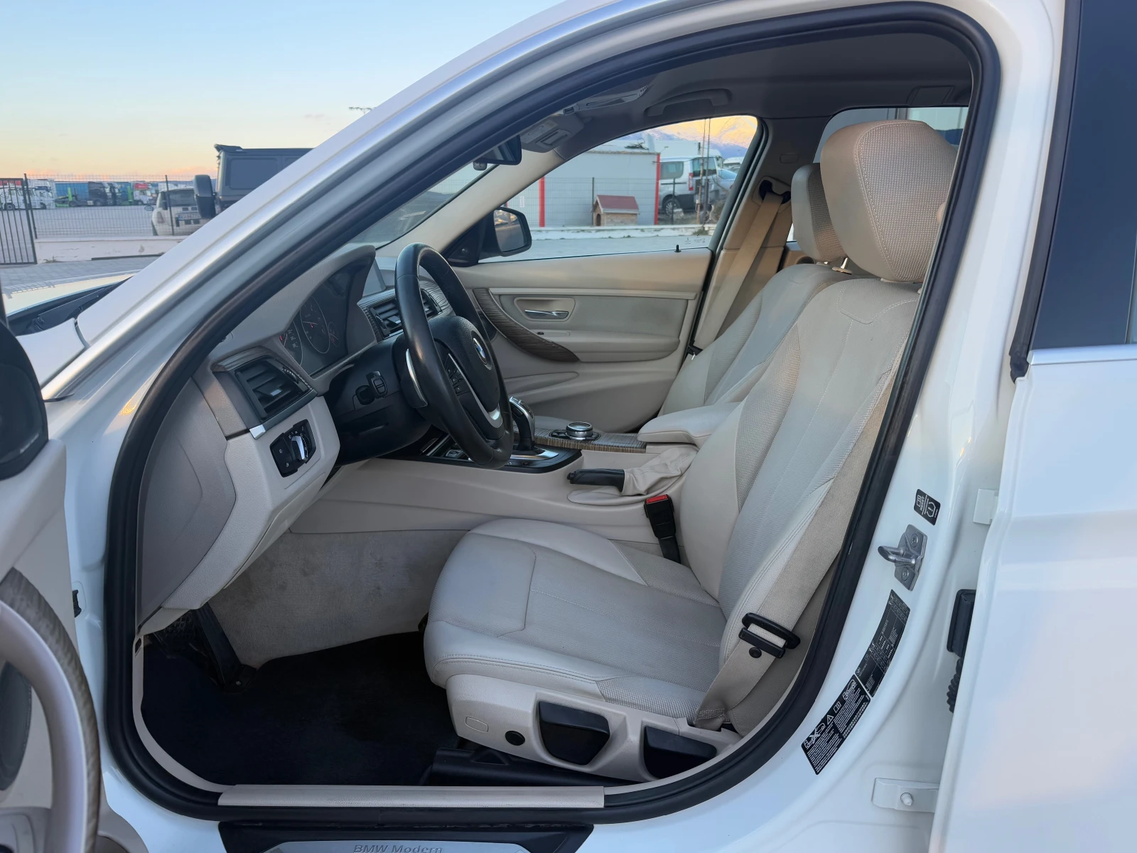 BMW 320 2.0xd Face lift Собствен лизинг !!! - изображение 9