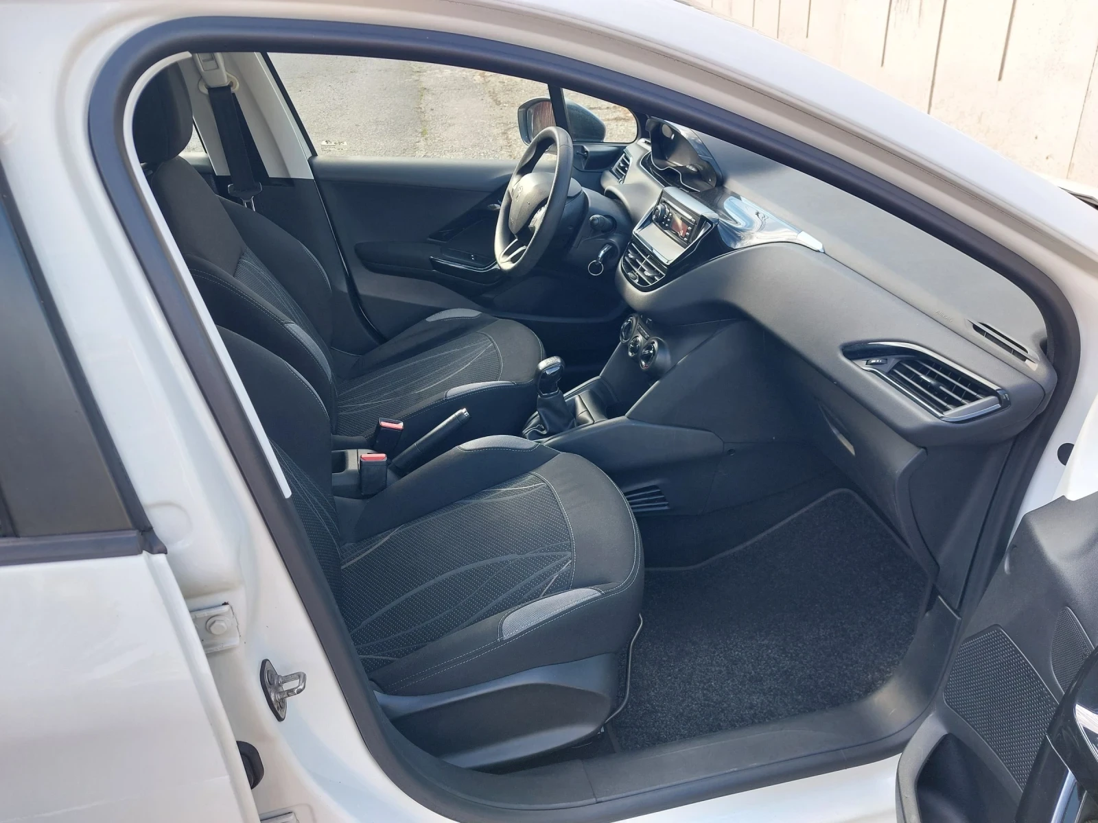 Peugeot 208 1.4d.68ks.Обслужен, снимка 10 - Автомобили и джипове - 54258843