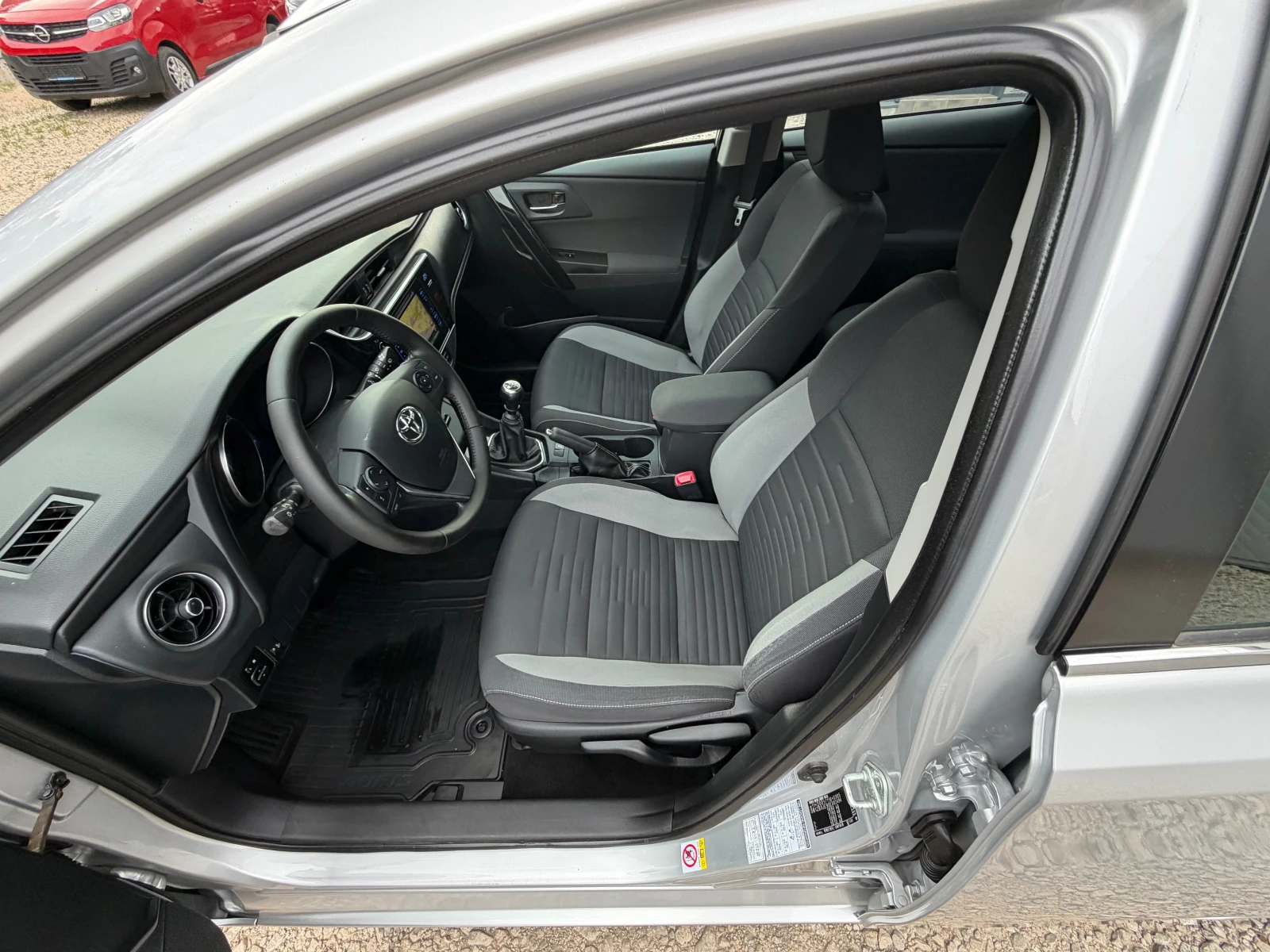 Toyota Auris 1.6D4D* TOP* Face* NAVI* Evro6, снимка 10 - Автомобили и джипове - 54745346