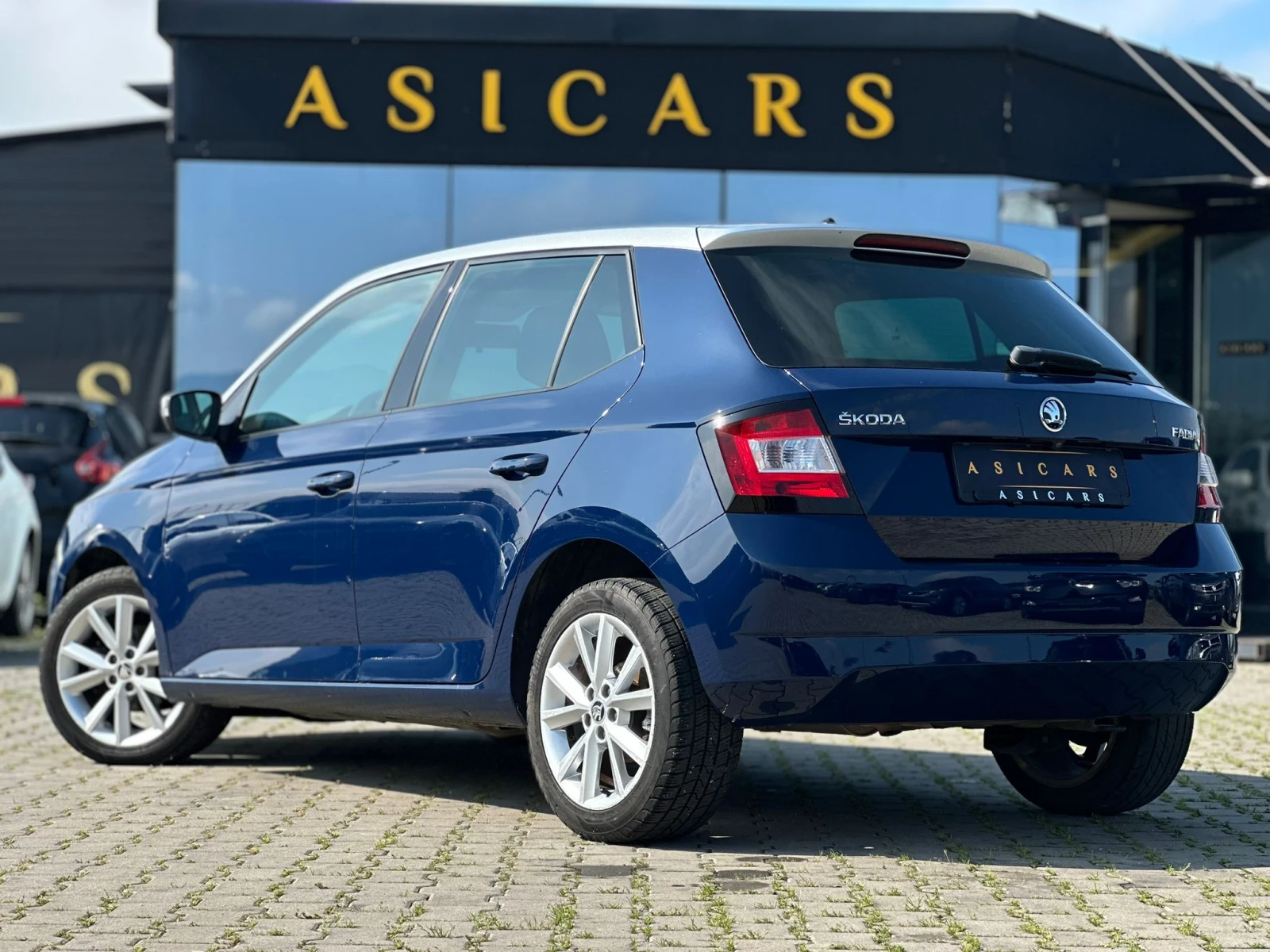 Skoda Fabia / TWIN COLORE / DISTRONIC / CAMERA / TOP /, снимка 3 - Автомобили и джипове - 54817412