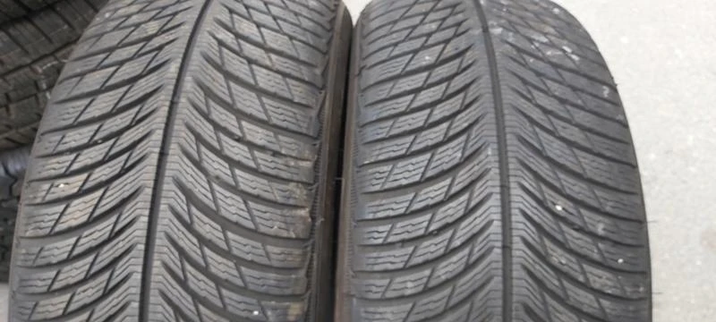 Гуми Зимни 235/50R19, снимка 1 - Гуми и джанти - 32572352