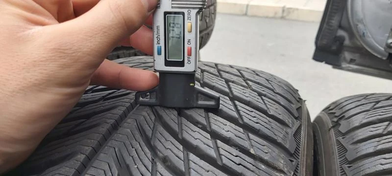 Гуми Зимни 235/50R19, снимка 4 - Гуми и джанти - 32572352