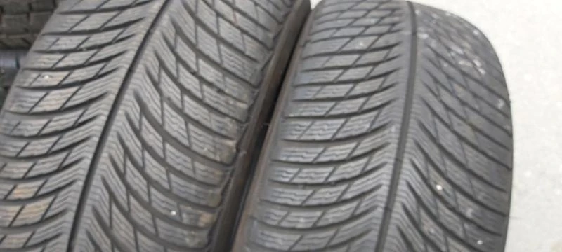 Гуми Зимни 235/50R19, снимка 2 - Гуми и джанти - 32572352