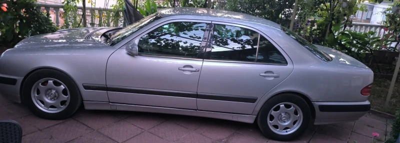 Mercedes-Benz E 200 2.2 CDI, снимка 4 - Автомобили и джипове - 47088152