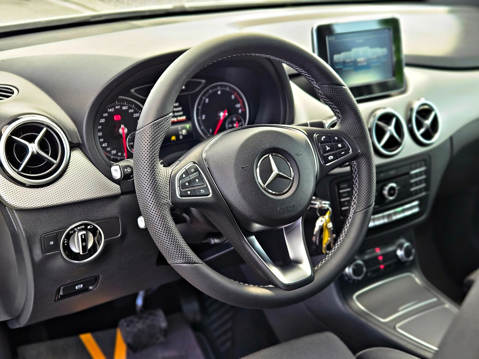 Mercedes-Benz B 200 AMG/GERMANY/CAMERA/LINE ASSYST/BLIND SPOT/F1/LIZIN, снимка 10 - Автомобили и джипове - 54055822