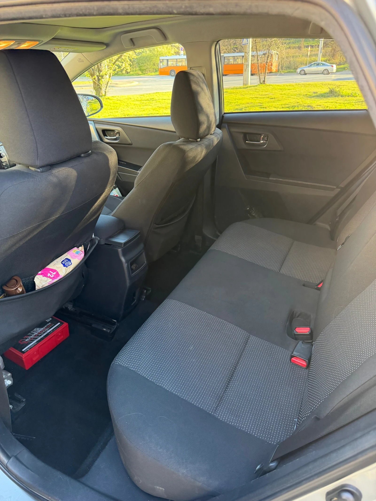 Toyota Auris 1.3, снимка 12 - Автомобили и джипове - 54151390