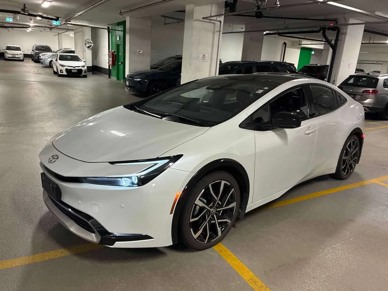 Toyota Prius Plug-in Hybrid / Carfax / Представителство 