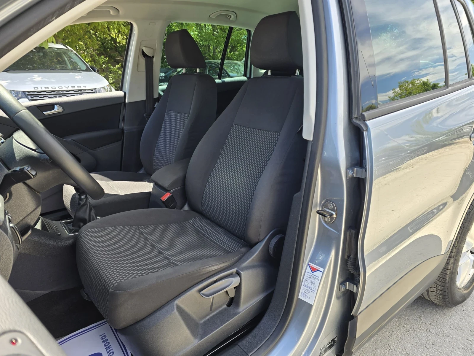 VW Tiguan 2.0TDI 140к.с 6 скорости Парктроник Самопаркиране, снимка 9 - Автомобили и джипове - 54564115