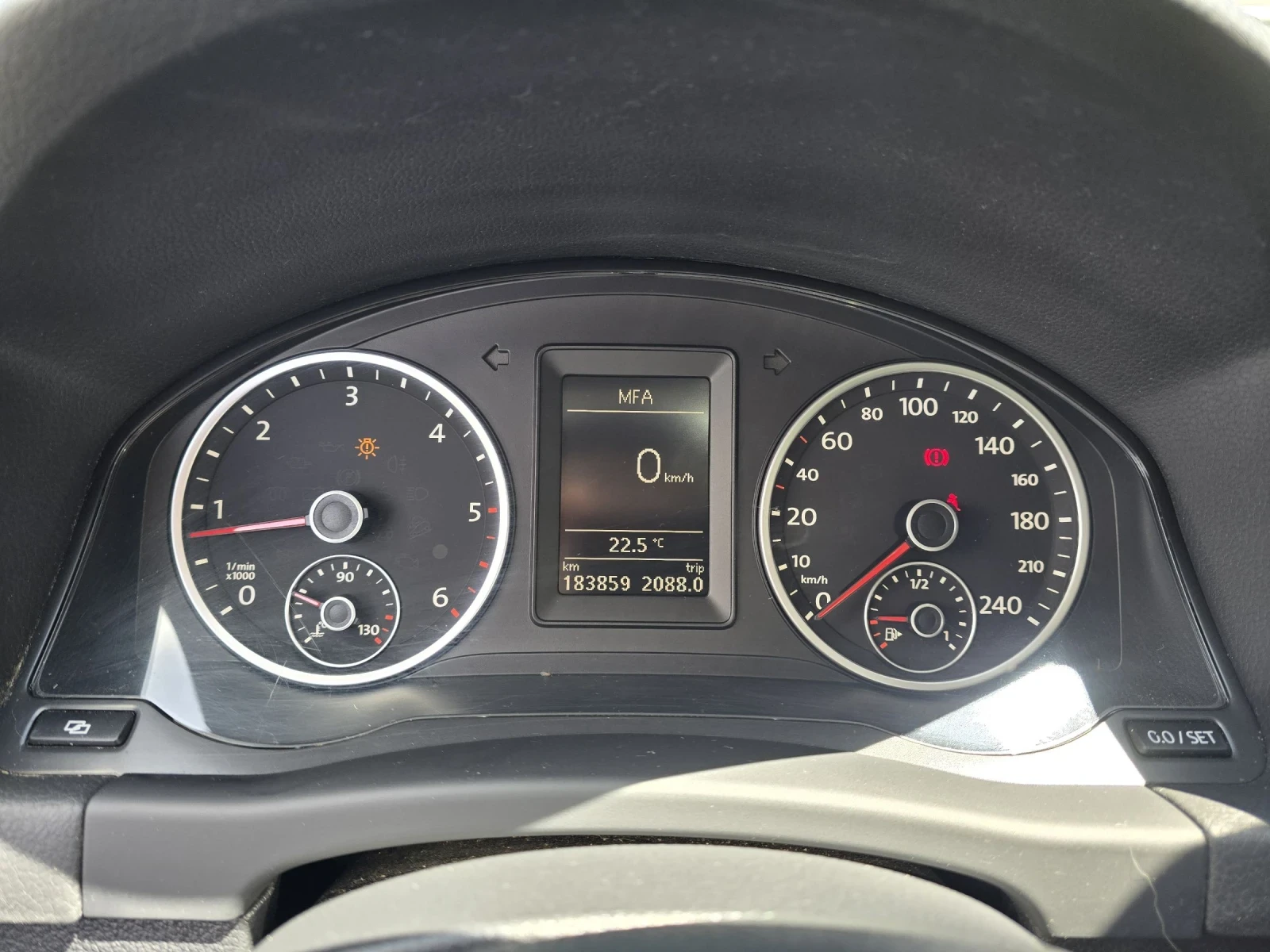 VW Tiguan 2.0TDI 140к.с 6 скорости Парктроник Самопаркиране, снимка 17 - Автомобили и джипове - 54564115