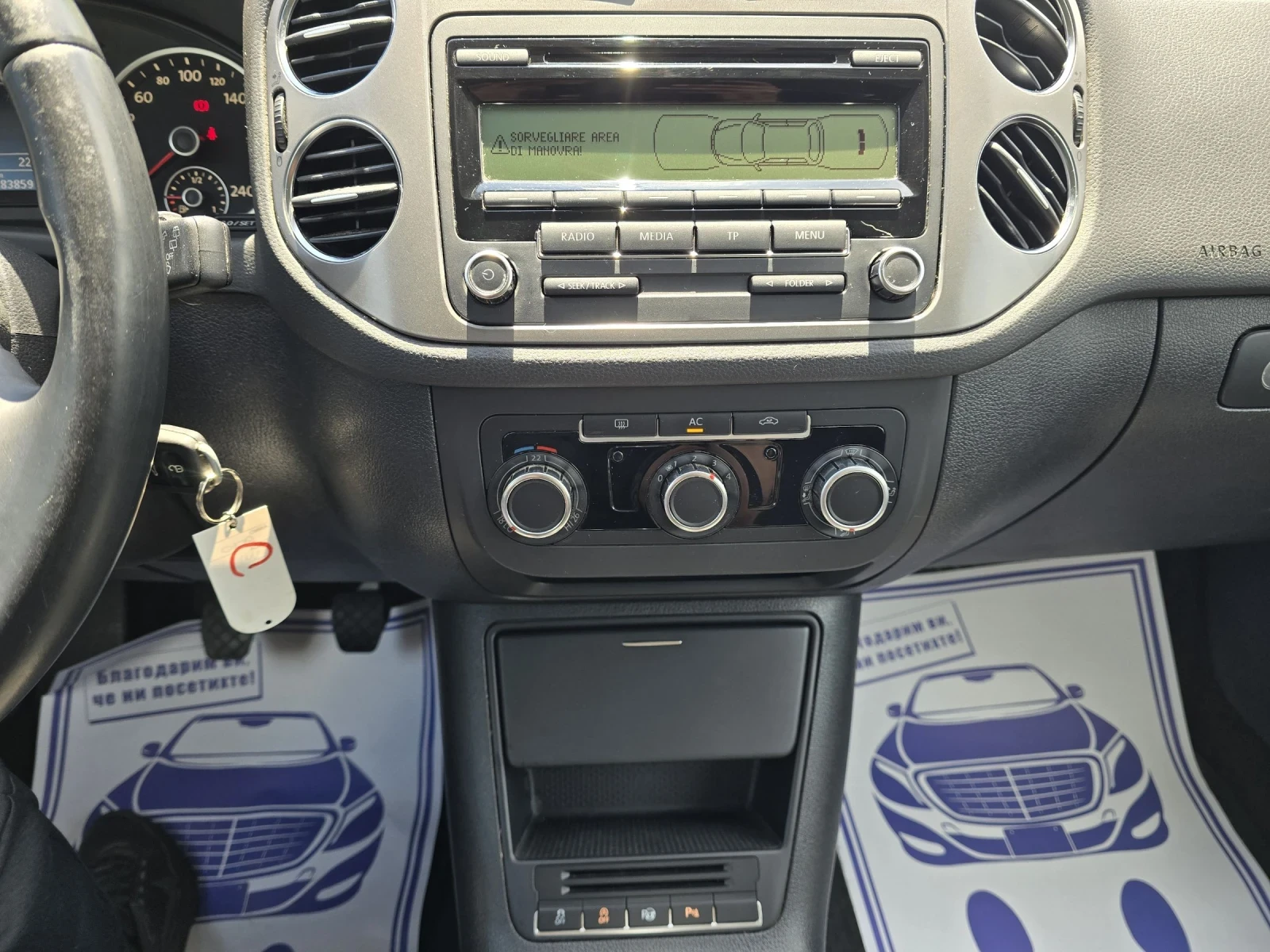 VW Tiguan 2.0TDI 140к.с 6 скорости Парктроник Самопаркиране, снимка 16 - Автомобили и джипове - 54564115