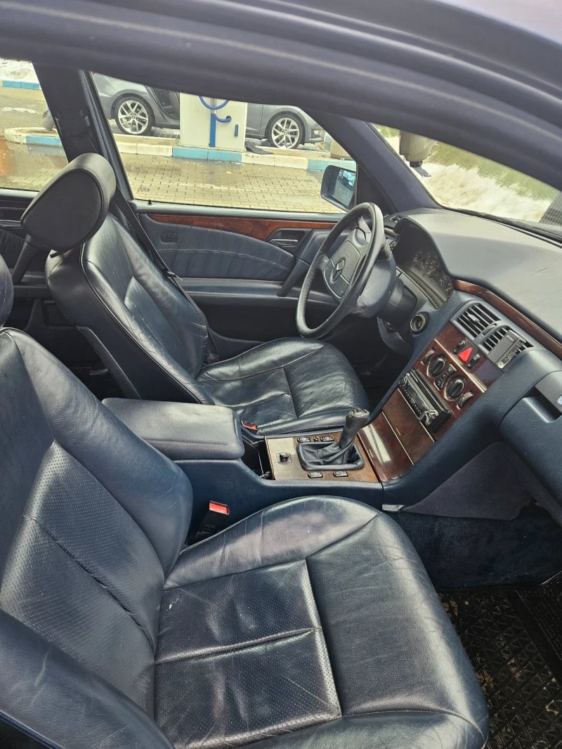 Mercedes-Benz E 230, снимка 5 - Автомобили и джипове - 53355442