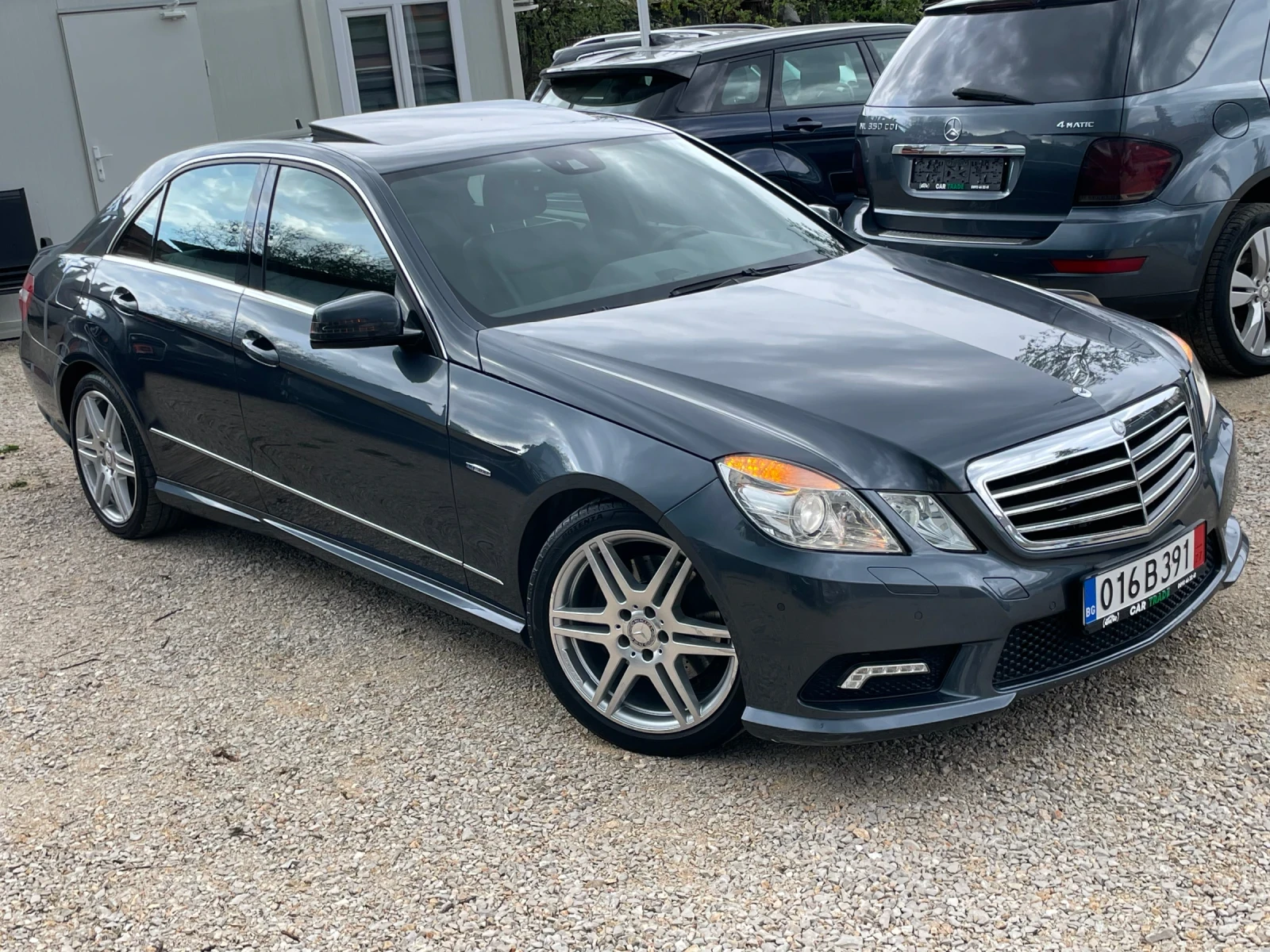 Mercedes-Benz E 350 AMG/198.000км/Сервизна история/Задно/Черен таван/ - изображение 3
