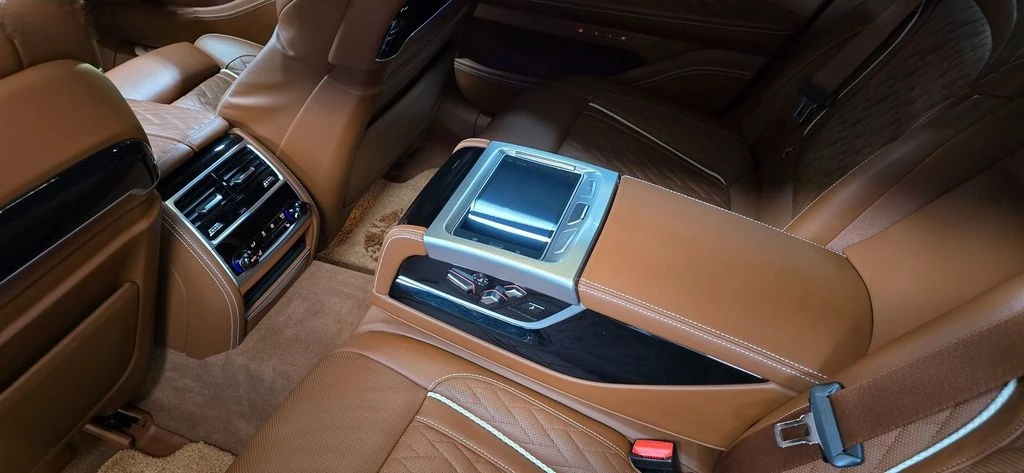 BMW 750 M Individual xDrive - изображение 7
