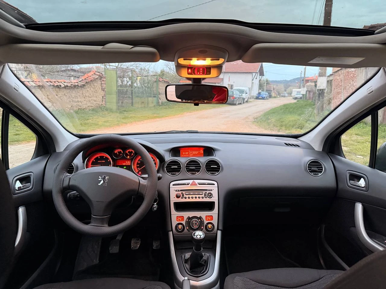 Peugeot 308 1.6i 120кс серв.книжка панорама, снимка 9 - Автомобили и джипове - 54213171