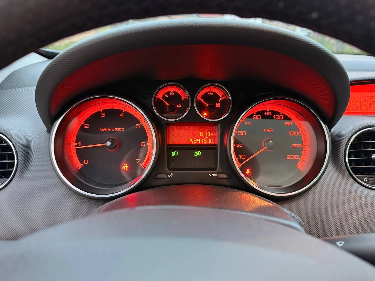 Peugeot 308 1.6i 120кс серв.книжка панорама, снимка 8 - Автомобили и джипове - 54213171