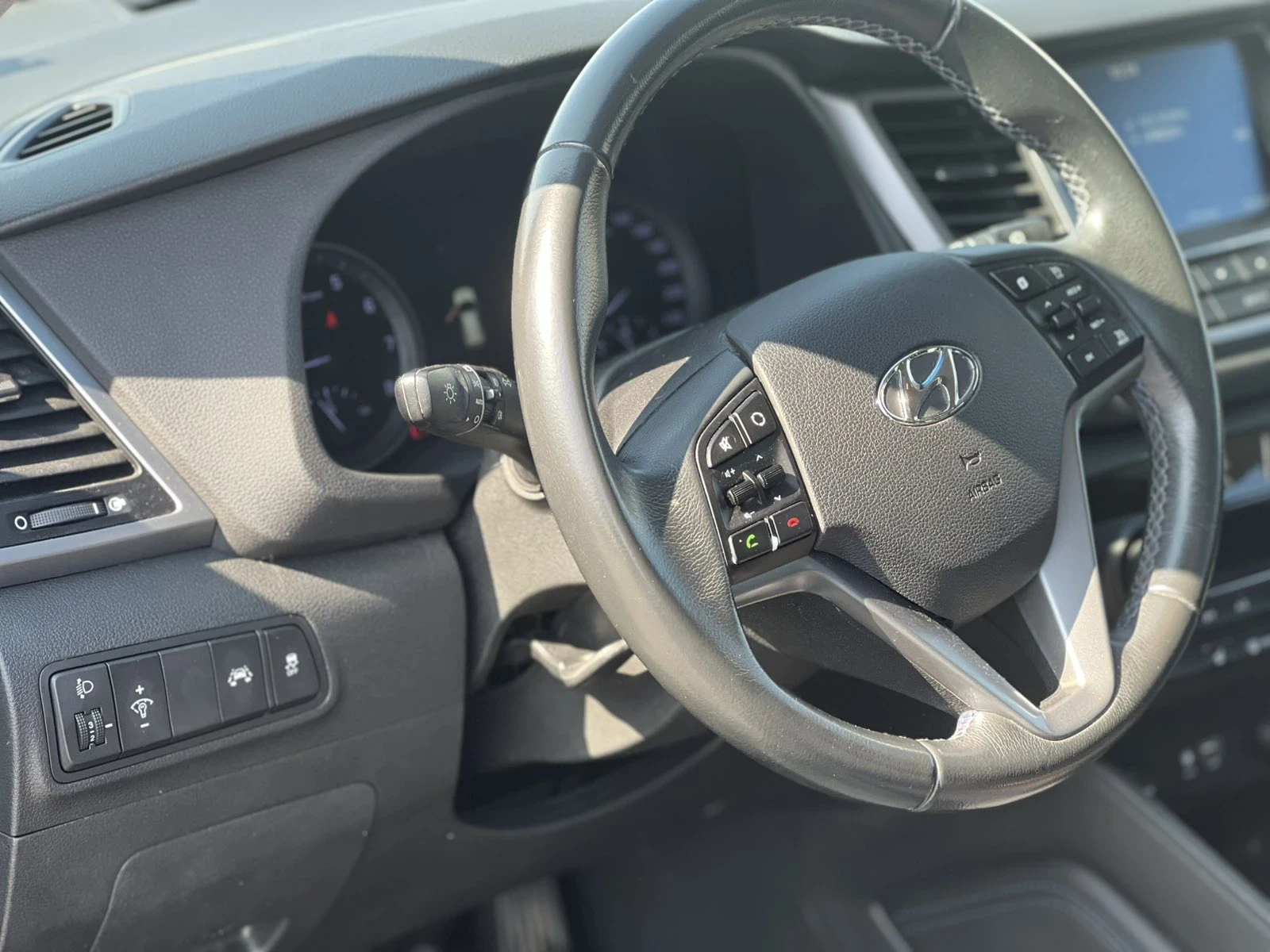 Hyundai Tucson 1.6, снимка 12 - Автомобили и джипове - 54716221