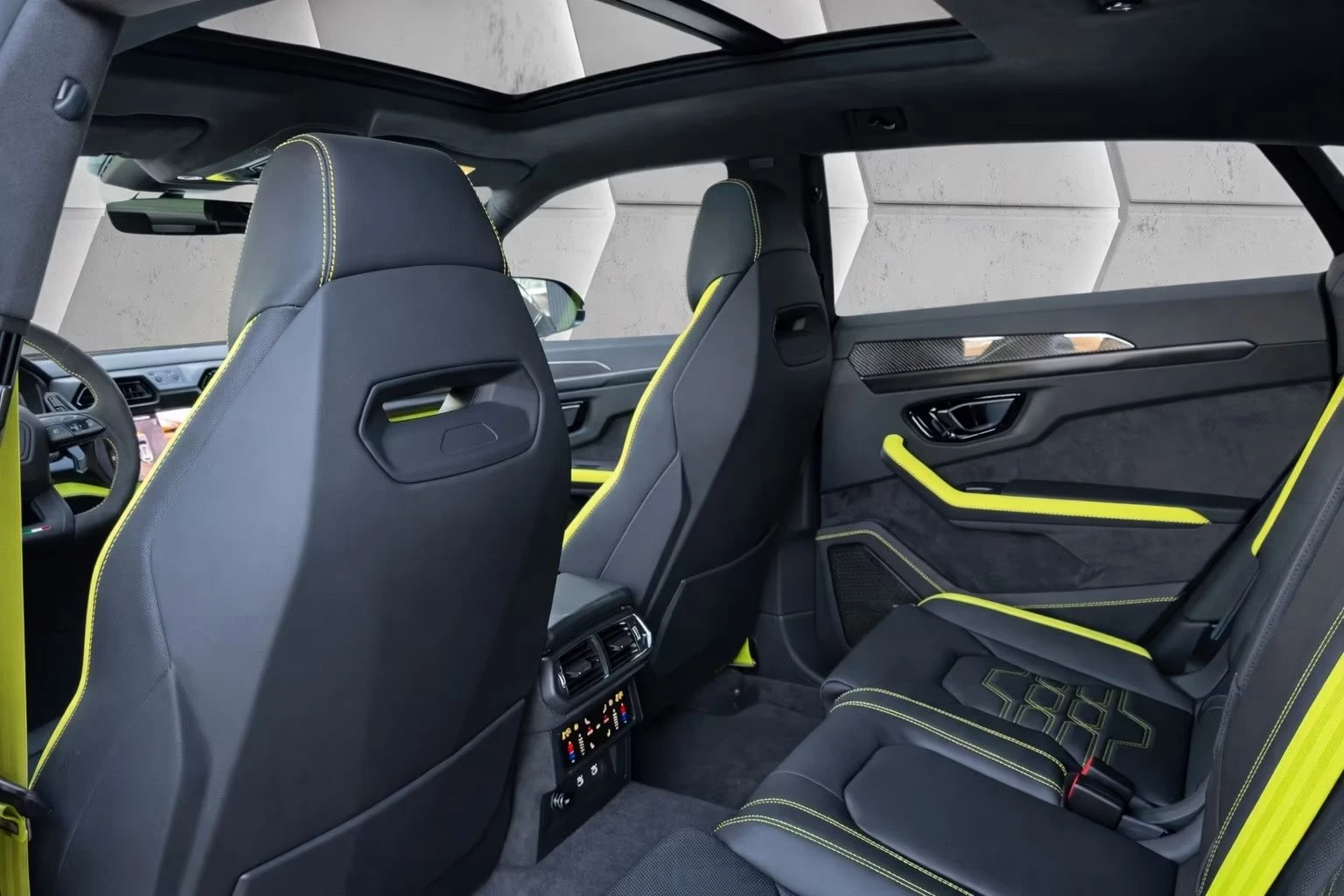 Lamborghini Urus SE / FACELIFT / CARBON / B&O / HUD / 360 / PANO / , снимка 14 - Автомобили и джипове - 55748067