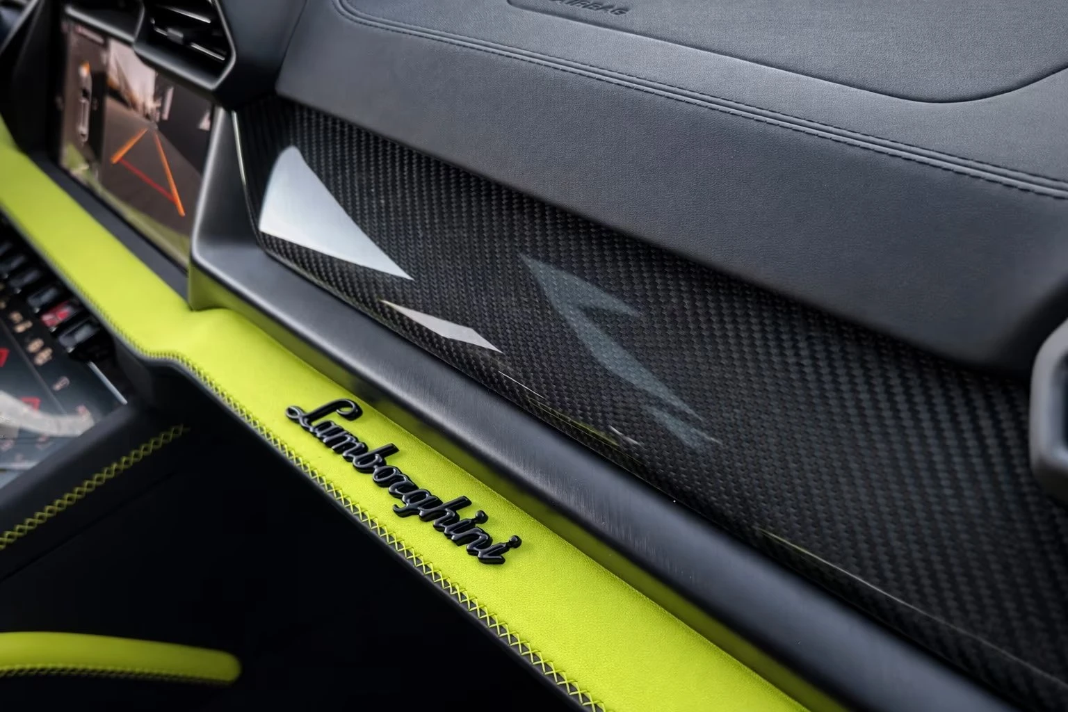 Lamborghini Urus SE / FACELIFT / CARBON / B&O / HUD / 360 / PANO / , снимка 13 - Автомобили и джипове - 55748067