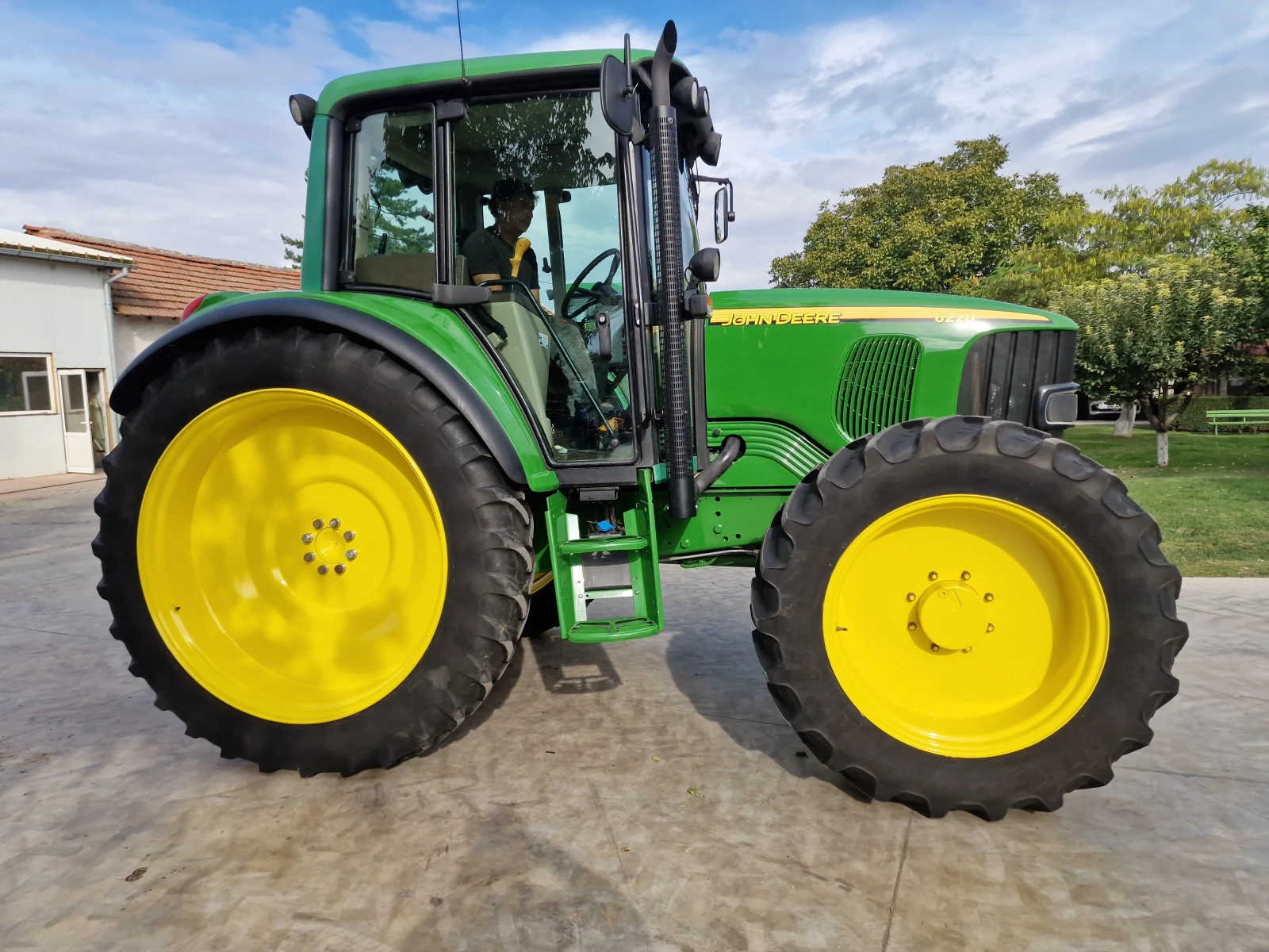 Трактор John Deere 6220 - изображение 2